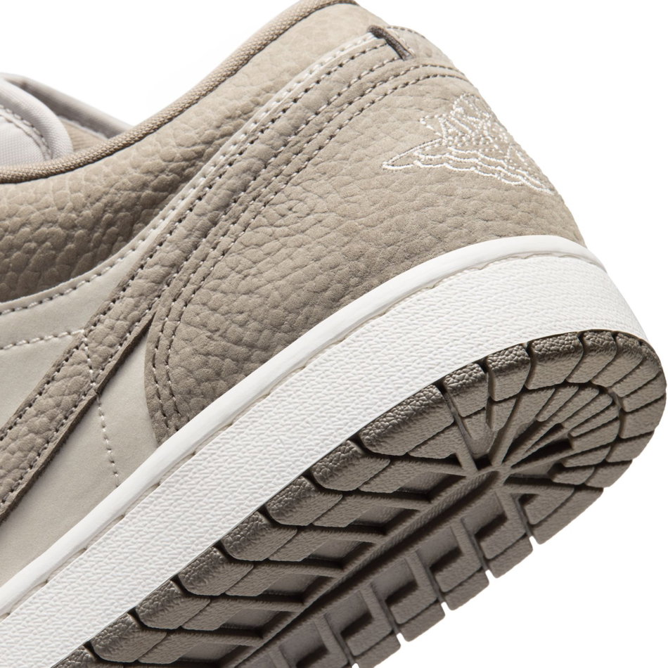 Air Jordan 1 Low Erkek Basketbol Ayakkabısı
