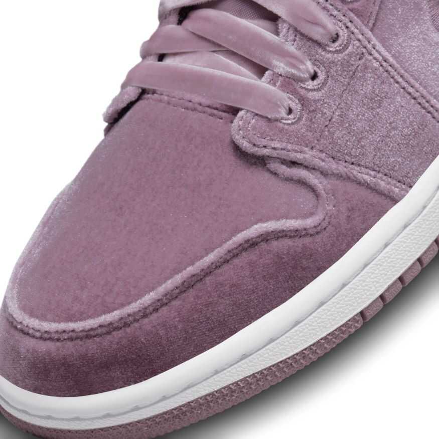 Air Jordan 1 Mid SE Kadın Basketbol Ayakkabısı