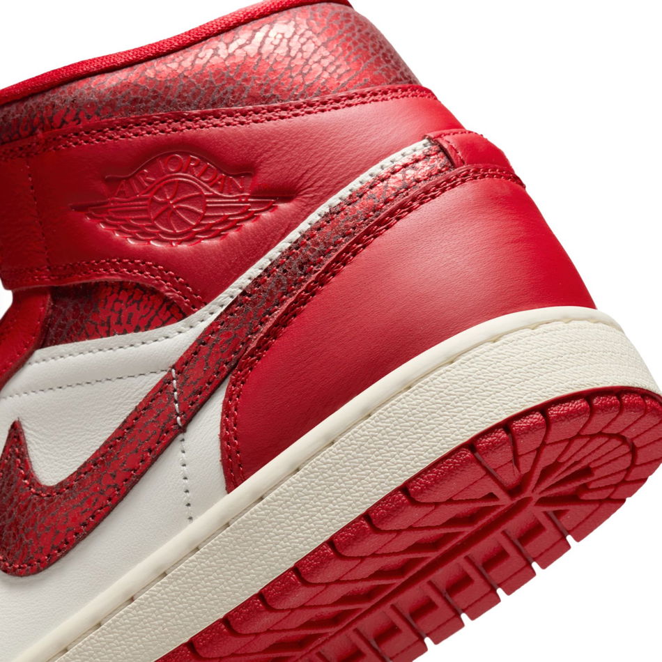 Air Jordan 1 Mid SE Kadın Basketbol Ayakkabısı