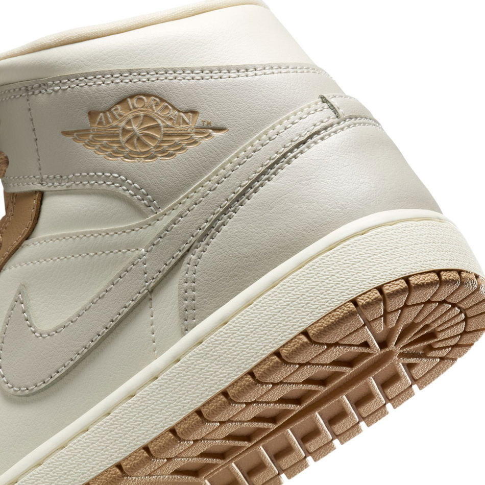 Air Jordan 1 Mid 'Tan Toe' Kadın Basketbol Ayakkabısı