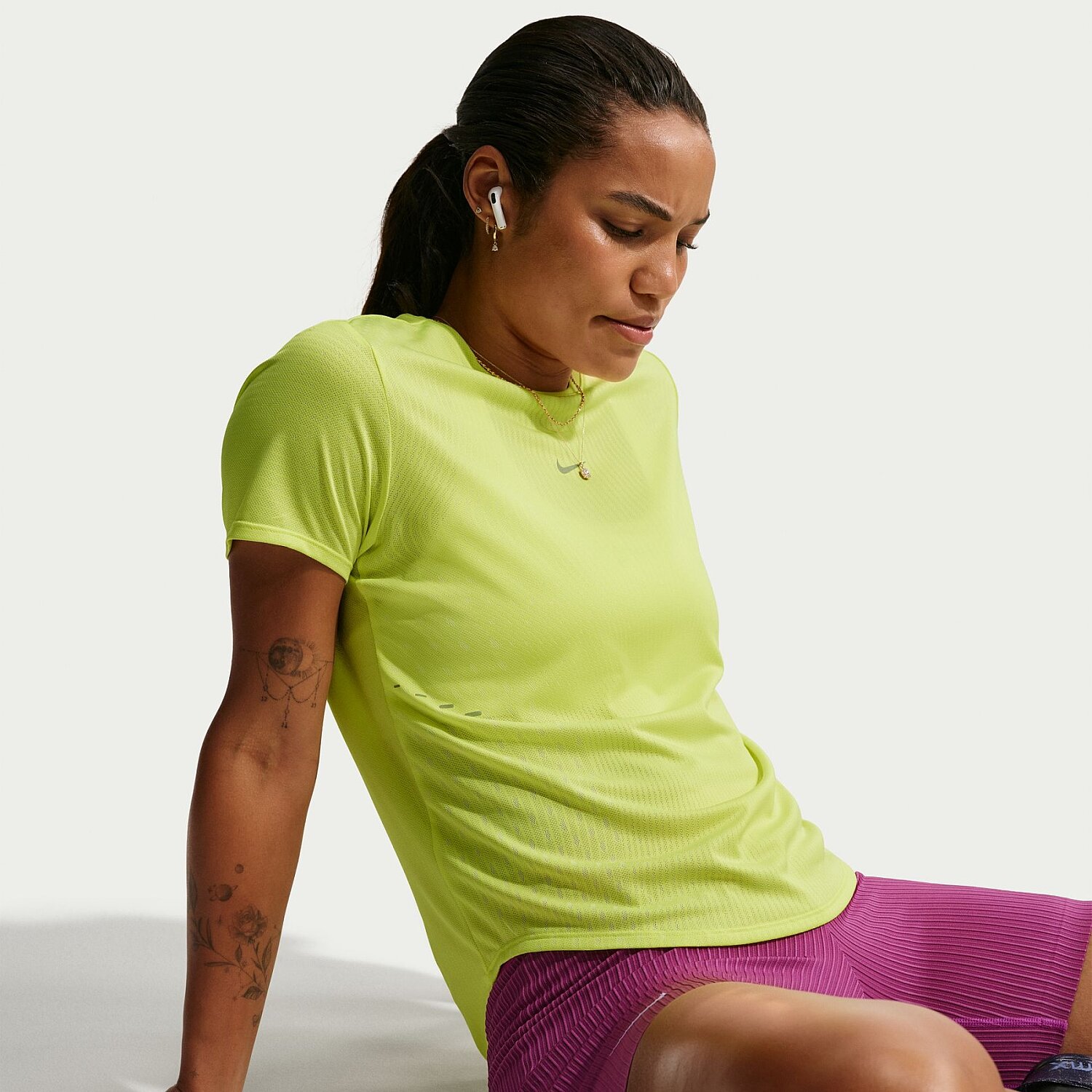 Женская футболка Nike Aero-FIT Swift Top Ss Sari