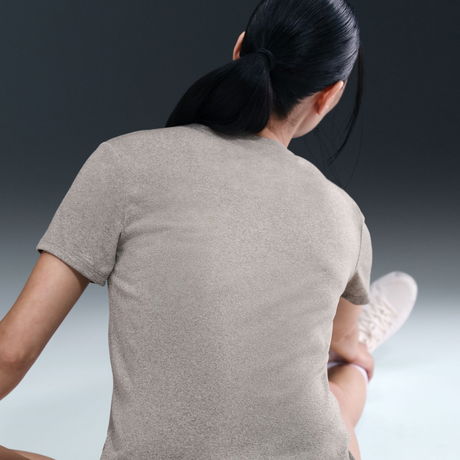 NIKE - Dri-FIT Graphic Tee Kadın Tişört (1)