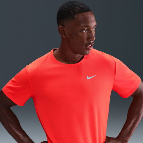 NIKE - Dri-FIT Miler UV SS Erkek Kırmızı Tişört (1)