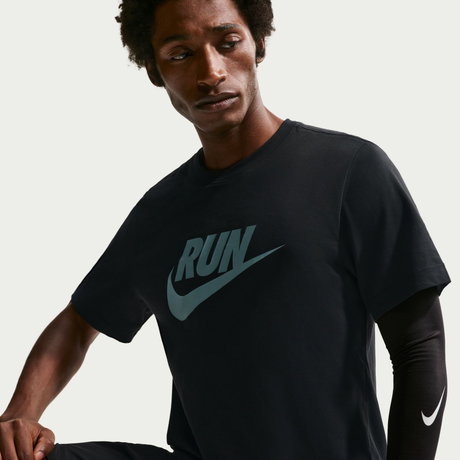 NIKE - Dri-FIT Tee Run Swoosh Erkek Siyah Tişört