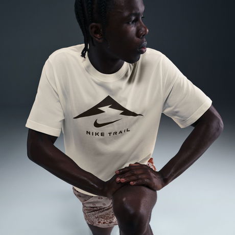 NIKE - Dri-FIT Tee Trail Logo Erkek Bej Tişört