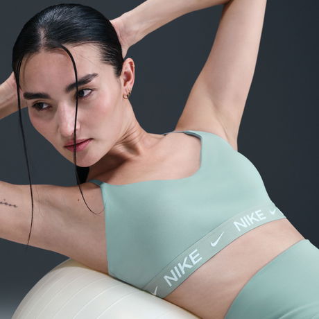 NIKE - Indy Dri-FIT Hafif Destekli Pedli Bra Kadın Sporcu Sütyeni