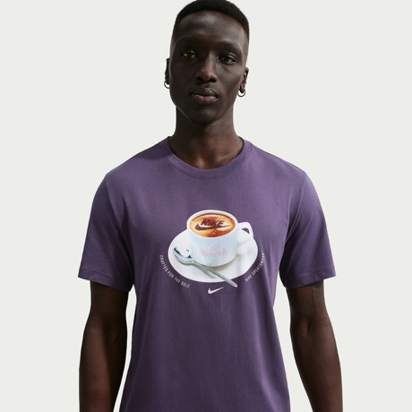 NIKE - Nsw Tee Std Cafe Swoosh Mug Erkek Mor Tişört