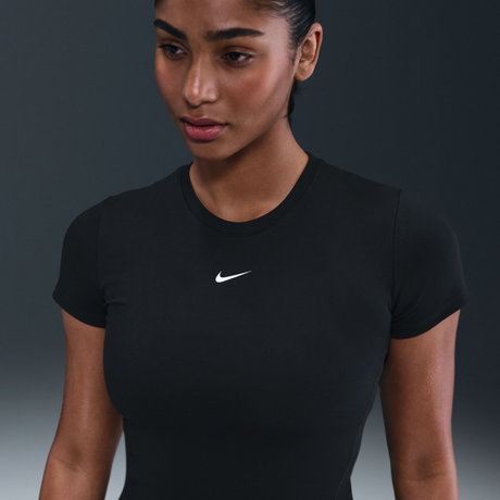 NIKE - One Fitted Ss Top Kadın Siyah Tişört
