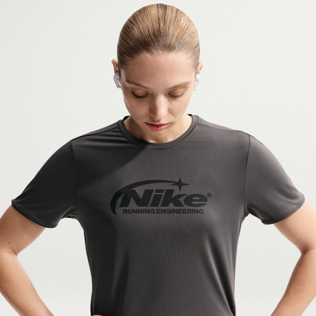 NIKE - Swift Dri-FIT Top Ss Disrupt Kadın Kahverengi Tişört