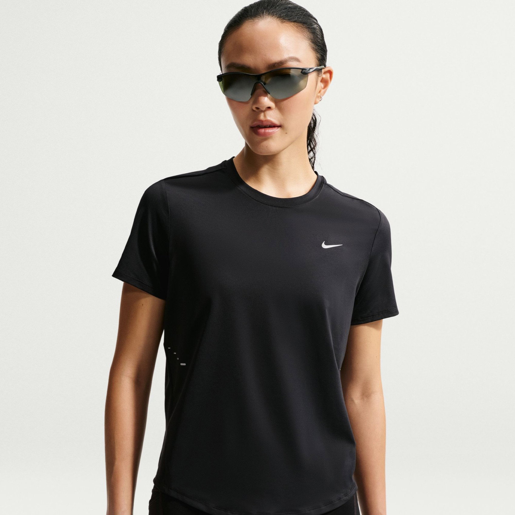 NIKE - Swift Dri-FIT Top Ss Kadın Siyah Tişört