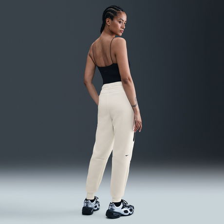 NIKE - Tech Fleece MR Jogger 2 Kadın Eşofman Altı (1)
