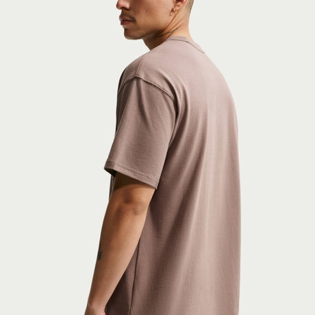 NIKE - Tee Lse Premium Essential Erkek Kahverengi Tişört (1)