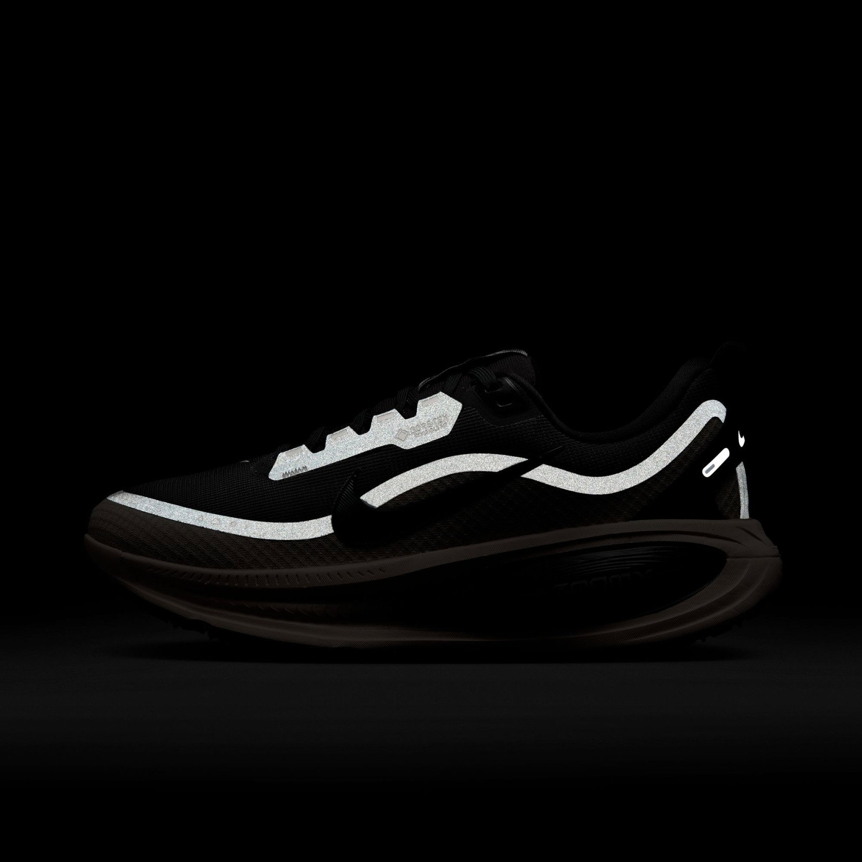 Nike Vomero 18 'Black Pink' GORE-TEX Kadın Koşu Ayakkabısı HQ7002-003
